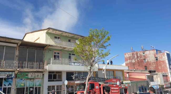 Başkale'de mühürlü otelin çatısında yangın paniği
