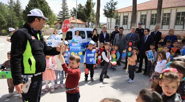 Başkan Cengiz Arslan miniklerle trafik etkinliğinde buluştu