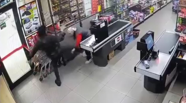 Bayrampaşa'da BİM markette bir kişi, kasiyeri böyle darp etti