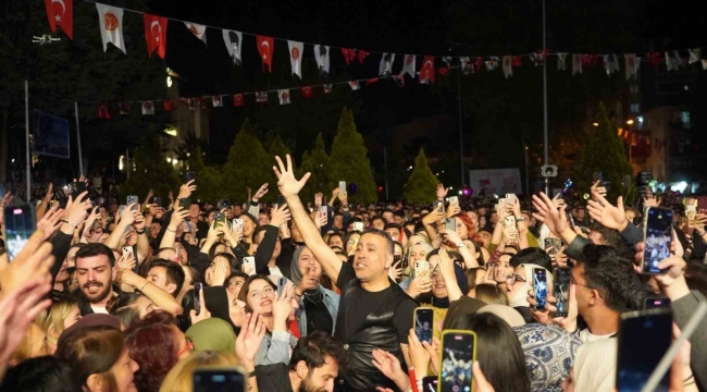 Bilecik'te 10 bin kişi Haluk Levent konserinde buluştu