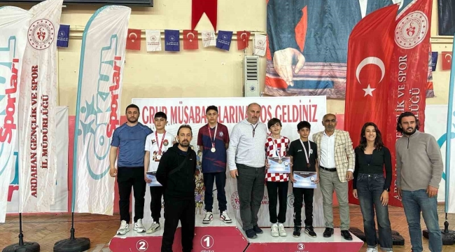 Bilek güreşinde İspir'in başarısı