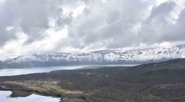 Bitlis'te yüksek kesimlere kar yağdı