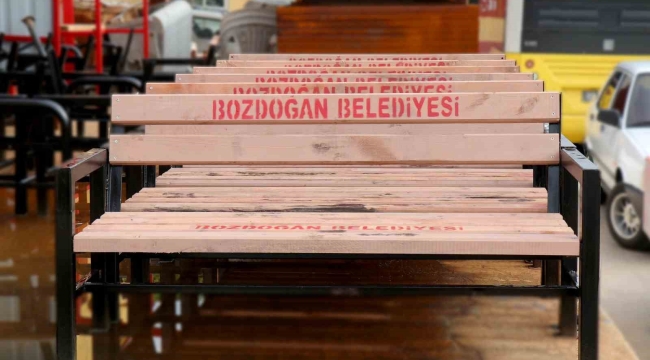 Bozdoğan Belediyesi bankları ve durakları kendi imkanlarıyla üretiyor