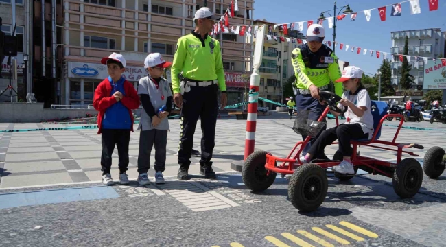 Burdur'da çocuklara uygulamalı trafik eğitimi verildi