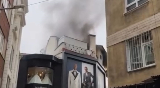 Bursa'da Tarihi Uzun Çarşı'da korkutan yangın: Çatı katı alev alev yandı
