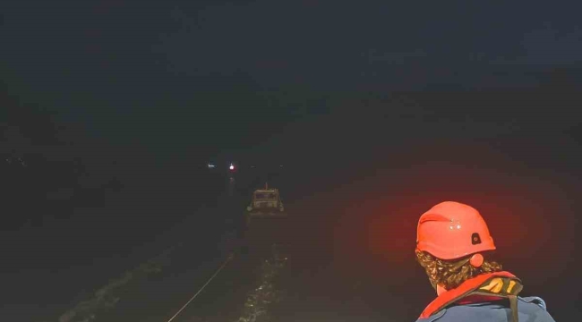 Çanakkale Boğazı'nda makine arızası yapan tekne yedeklenerek çekildi