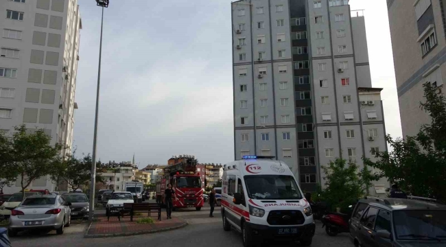 Çatıya çıkan kadını polisler ikna etti