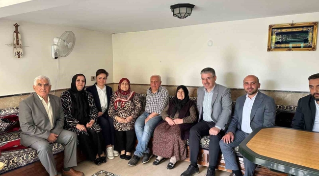 Çopuroğlu'ndan, en yaşlı AK Parti üyesine Anneler Günü sürprizi