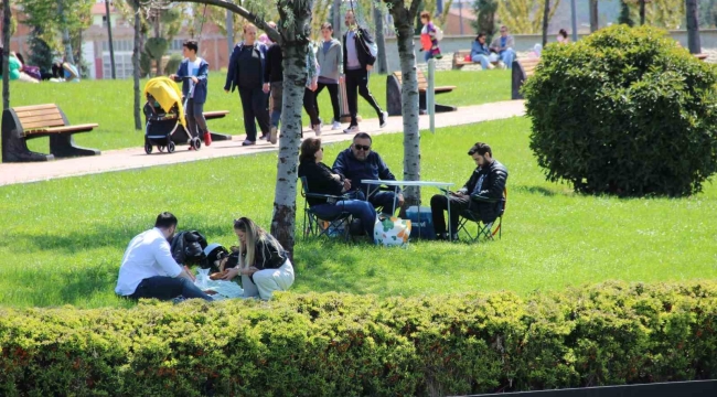 Çorum'da havanın ısınması ile vatandaşlar Millet Bahçesi'ne akın etti