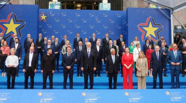 Cumhurbaşkanı Erdoğan, Avrupa Siyasi Topluluğu Zirvesinde aile fotoğrafına katıldı