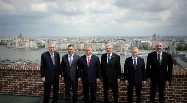 Cumhurbaşkanı Erdoğan, TDT liderleriyle Budapeşte manzarasında hatıra fotoğrafı çektirdi