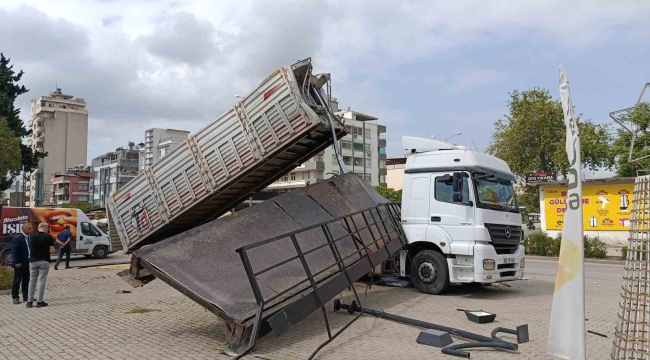 Damperi açılan tır üst geçidi kopardı: Yaya olmaması üzücü bir olayı engelledi
