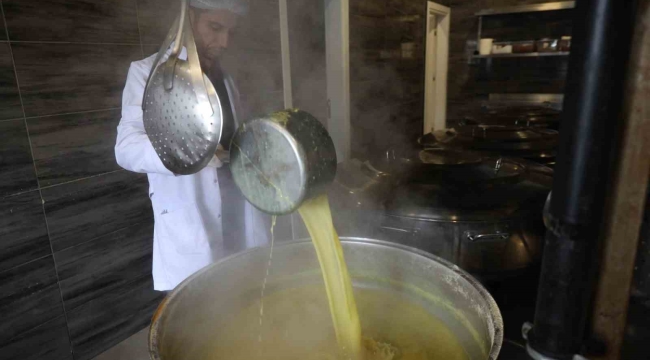 Darıca'da her gün yüzlerce eve sıcak yemek ulaştırılıyor