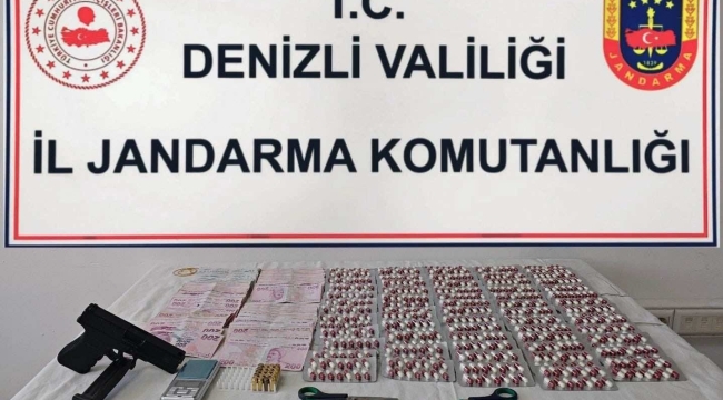 Denizli'de 3 zehri taciri binlerce uyuşturucu hapla yakalandı