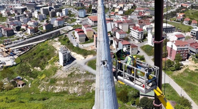 Depremde hasar gören Arnavutköy Sıddık Camii'nin minaresi söküldü