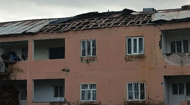 Derecik'te şiddetli fırtına büyük hasara yol açtı