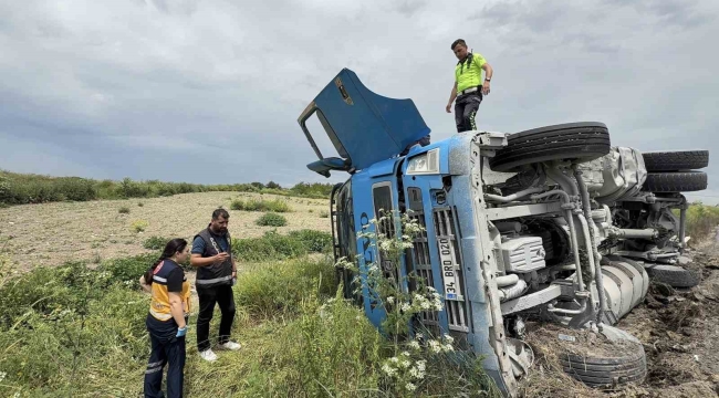 Devrilen hafriyat kamyonunun içerisinde kurtarılmayı bekledi