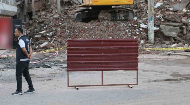 Diyarbakır'da depremden hasar gören yapıların yıkımı devam ediyor