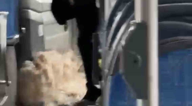 Diyarbakır'da sağanak yağış nedeniyle biriken su halk otobüsüne taştı