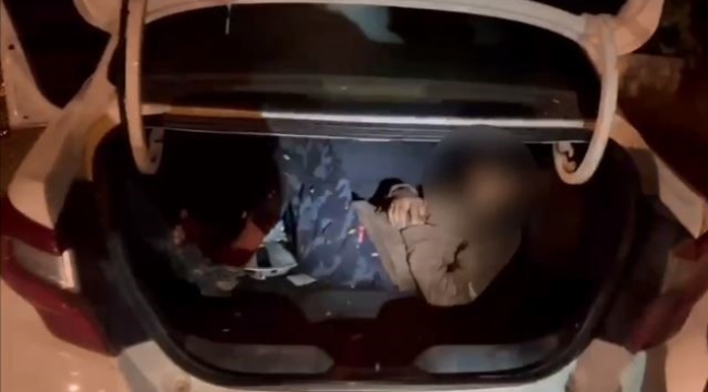 Düzensiz göçmenler otomobil bagajında yakalandı