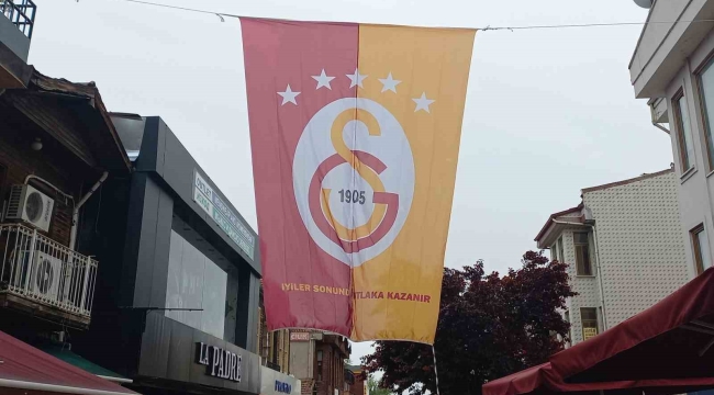 Edirne'de erken kutlama: Dev Galatasaray bayrağı Saraçlar Caddesi'ne asıldı