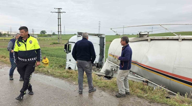 Edirne'de treyler silobas tarlaya devrildi: 1 yaralı
