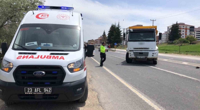 Elazığ'da kamyon ile otomobil çarpıştı: 1 yaralı