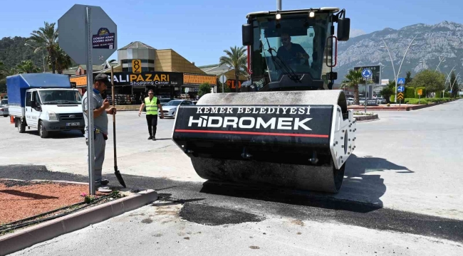 Elektrik altyapısı yenilenen Kemer'de yollar asfaltlanıyor