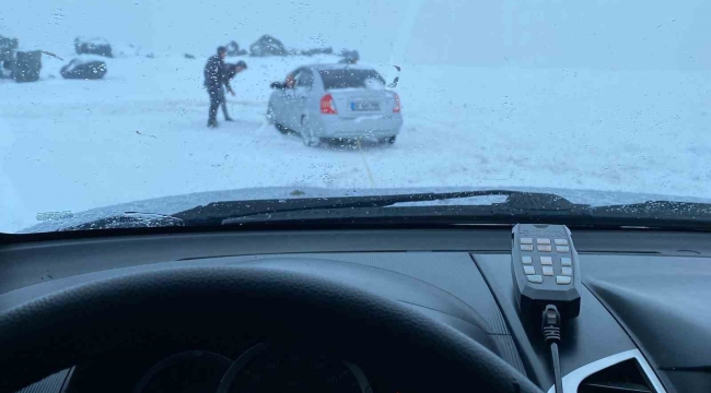 Erzurum'da araçlar karlı yolda kaldı, offroadçular yardıma koştu