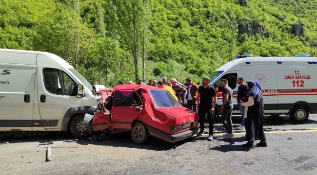 Erzurum'da minibüsle çarpışan Fiat Tofaş araç hurdaya döndü: 1 ölü, 1 ağır yaralı
