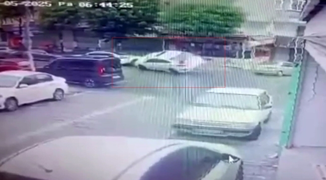 Esenyurt'ta direksiyon hakimiyetini kaybeden sürücü park halindeki 2 otomobilin üzerine çıktı