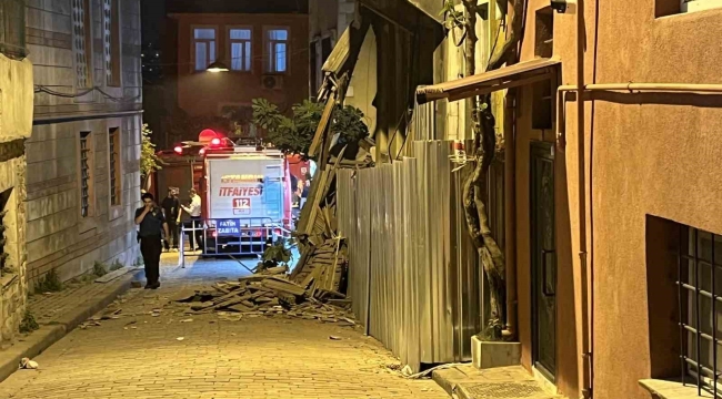 Fatih'te 2 katlı metruk bina çöktü