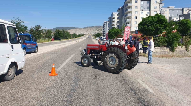 Gaziantep'te traktör ile çarpışan araç kanala uçtu: 4 yaralı