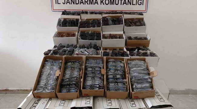 Gazipaşa'da araçta 3 bin kaçak gözlük ele geçirildi