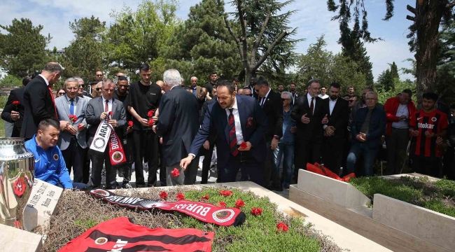 Gençlerbirliği camiası, İlhan Cavcav'ın mezarını ziyaret etti