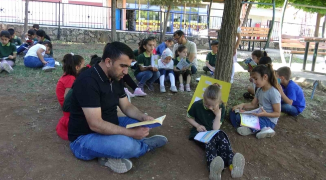 Gercüş'te öğrenciler anne, baba ve öğretmenleriyle kitap okudu