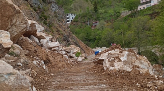 Giresun'da heyelan nedeniyle kapanan yol kontrollü olarak ulaşıma açıldı
