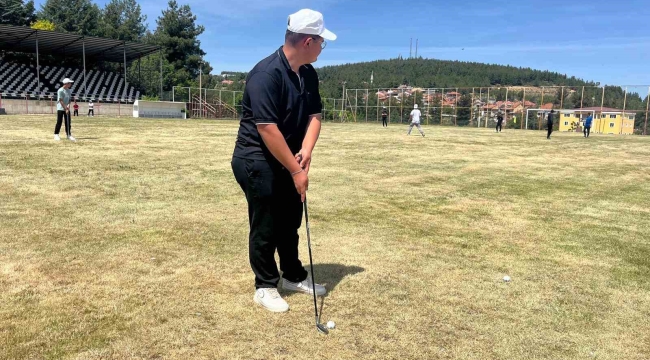 Golf oynayan huzurevi sakinleri, azim ve enerjileriyle alkış aldı