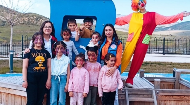 Gönüllü gençler çocukları renklendirdiler