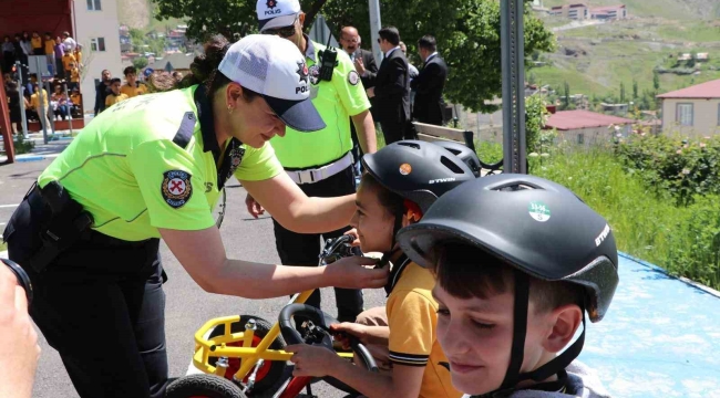 Hakkâri'de trafikte bilinçli nesillerin yetişmesi için eğitimler devam ediyor