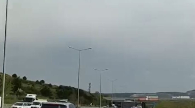 Havalimanı yolunda motosiklet sürücüsünün tehlikeli hareketleri
