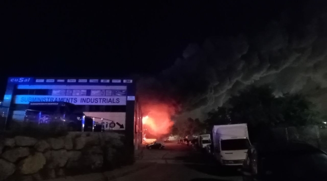 İspanya'da sanayi bölgesindeki yangın sırasında zehirli klor yayıldı
