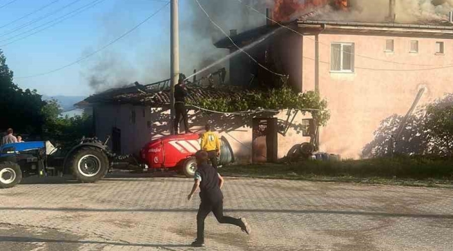 Isparta'da 2 katlı ahşap ev yangında kül oldu