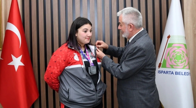 Ispartalı halterci Fatma Gül Çevik'ten dünya şampiyonluğu