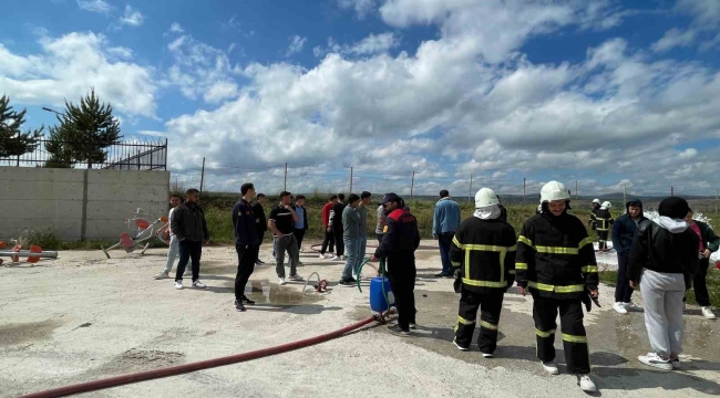 İtfaiye ekiplerinden üniversite öğrencilerine uygulamalı eğitim