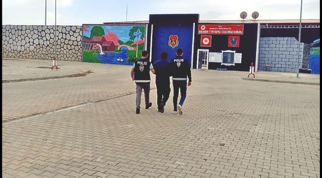Kafasına taktığı perukla 6 ay kaçabildi