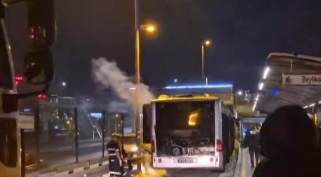 Kağıthane'de metrobüsün motor bölümü yandı, seferler kısa süre durduruldu