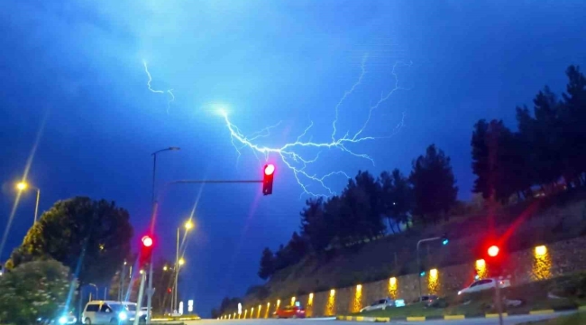 Karabük'te şimşekler görsel şölen oluşturdu