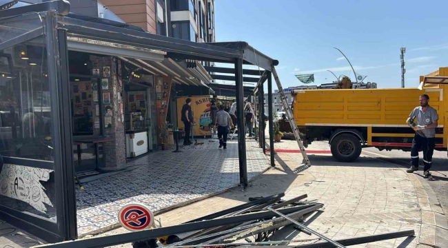 Kartepe'de ruhsatsız genişletilen iş yerlerine yıkım