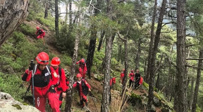 Kayıp dağcının cansız bedeni düştüğü uçurumdan helikopterle alındı